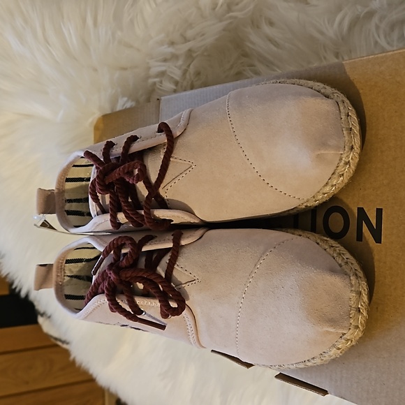 TOMS Floral Embroidery Suede Booties NWT - Picture 4 of 9